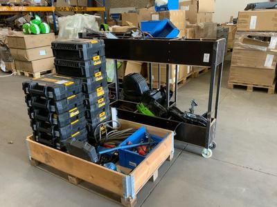 Übersichtsbild von DeWalt, Hyundai Verschiedene Werkzeuge, Koffer und mobile Teilewagen